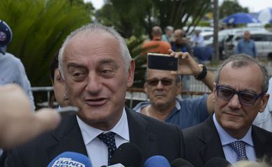 O embaixador da Itália no Brasil, Antonio Bernardini na saída do condomínio após encontro com o presidente eleito, Jaír Bolsonaro.