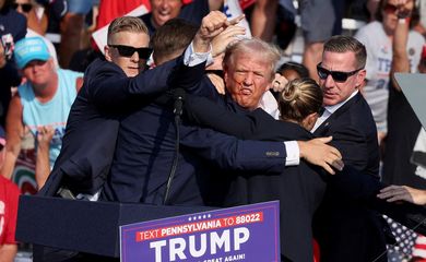 Pensilvânia. 14/07/2024 O candidato presidencial republicano e ex-presidente dos EUA, Donald Trump, é auxiliado por pessoal de segurança após o tiroteio durante um comício de campanha no Butler Farm Show em Butler, Pensilvânia, EUA.  Crédito/REUTERS