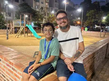 Rio de Janeiro (RJ) 30/10/2024 - O professor Thiago Oliveira e seu filho Théo, de 10 anos.
Foto: Thiago Oliveira/Arquivo pessoal