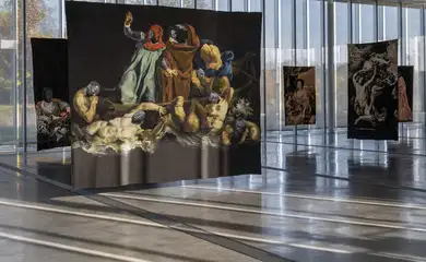 Brasília (DF), 30/06/2025 -  Usando lençóis como tela, o artista beninense Roméo Mivekannin, recria obras consagradas mundialmente, principalmente das coleções do famoso Museu do Louvre, com um novo olhar e novos personagens
Foto: Manuel Cohe/Divulgação