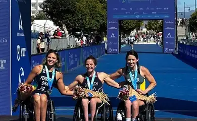 Jéssica Messali (à esquerda na foto) é vice-campeã no Mundial de Triatlo Paralímpico 2024, na classe classe PTWC (cadeirantes), em 18/10/2024