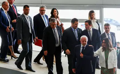 Brasília (DF), 10/03/2025 - O presidente Luiz Inácio Lula da Silva (c), acompanhado da primeira dama, Janja, chegando para cerimônia de transmissões de cargos e posses da ministra da secretaria de relações institucionais, Gleisi Hoffman (Fora do quadro) e ministro da saúde, Alexandre Padilha (Fora do quadro).
Foto: Jose Cruz/Agência Brasil