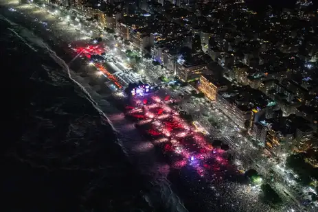 Rio de Janeiro (RJ), 01/01/2026 - Pessoas durante queima de fogos na virada do ano novo do réveillon em Copacabana. Foto: Fernando Maia/Prefeitura do Rio