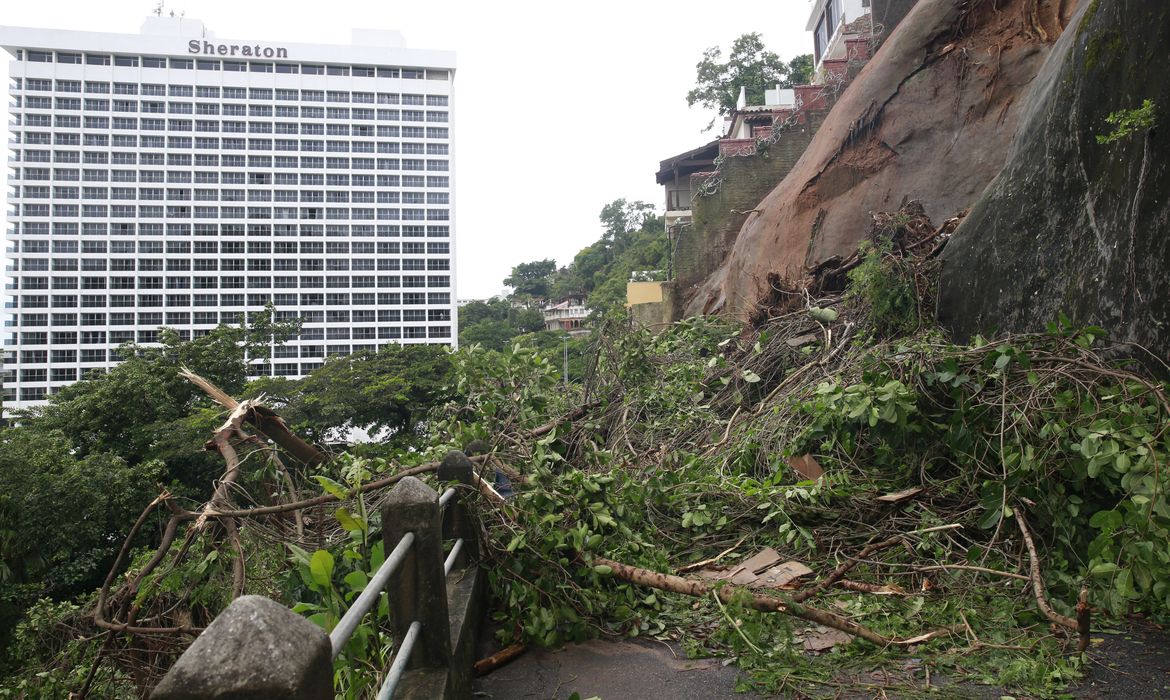 Temporal causa danos na cidade do Rio de Janeiro.