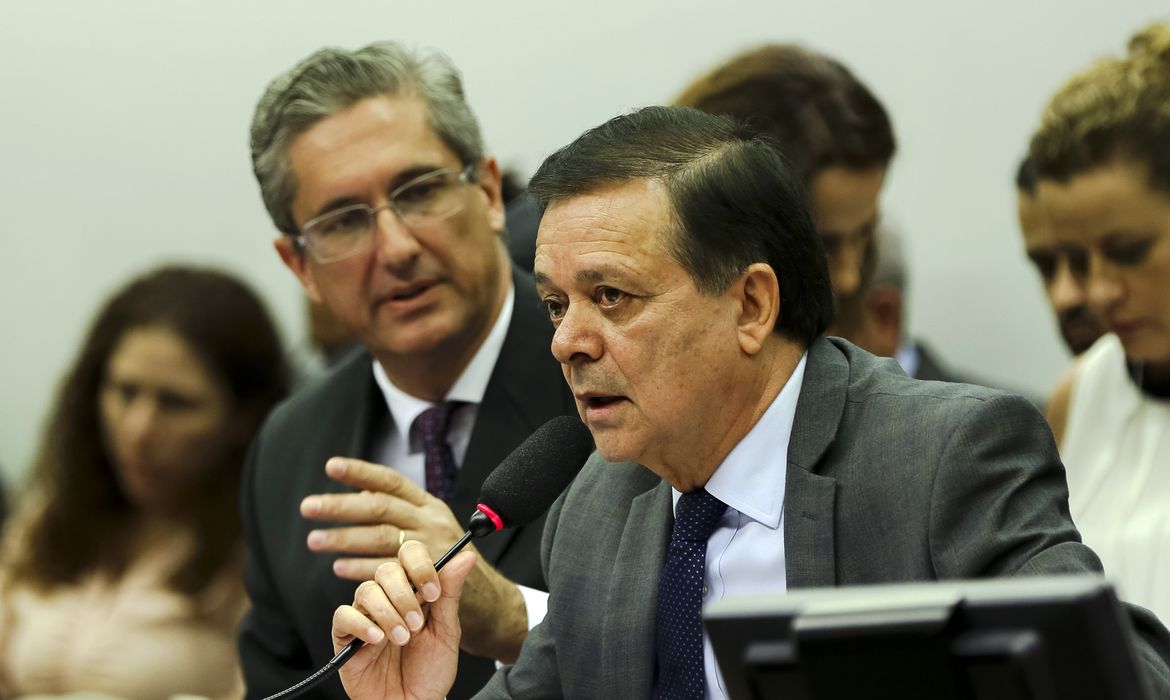 Brasília - O relator da comissão especial que analisa denúncia contra a presidenta Dilma Rousseff, Deputado Jovair Arantes, durante reunião para votação do  parecer que apontou que Dilma precisa ser julgada pelo Senado por crime de