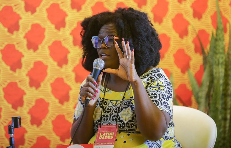 Brasília-DF - 07.07.2023 - A Secretaria Executiva da Conaq, Selma, Dealdina, durante o painel: Mulheres Negras em Defesa da Vida e da Floresta. No Festival Latinidades 2023. Foto: José Cruz/Agência Brasil