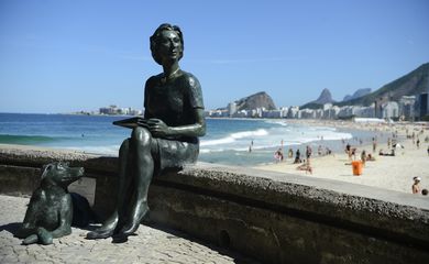 Rio de Janeiro - Estátua da escritora Clarice Lispector e seu cão Ulisses, no Leme (Fernando Frazão/Agência Brasil) 