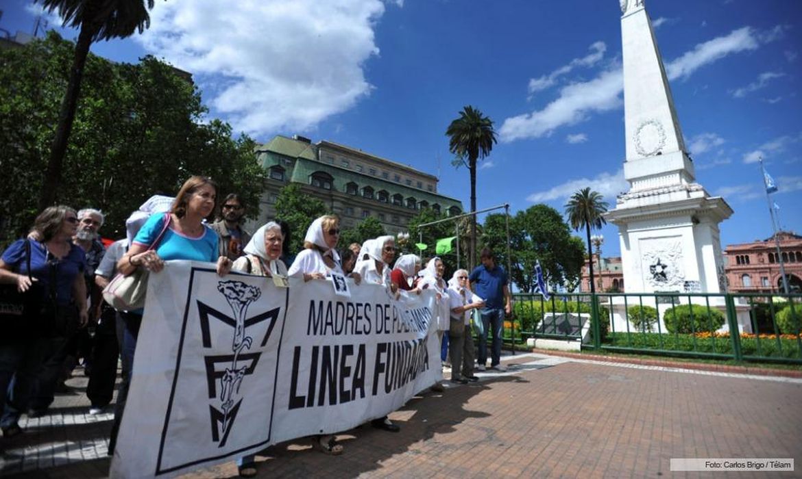 Avós da Praça de Maio encontram 140° neto sequestrado pela ditadura