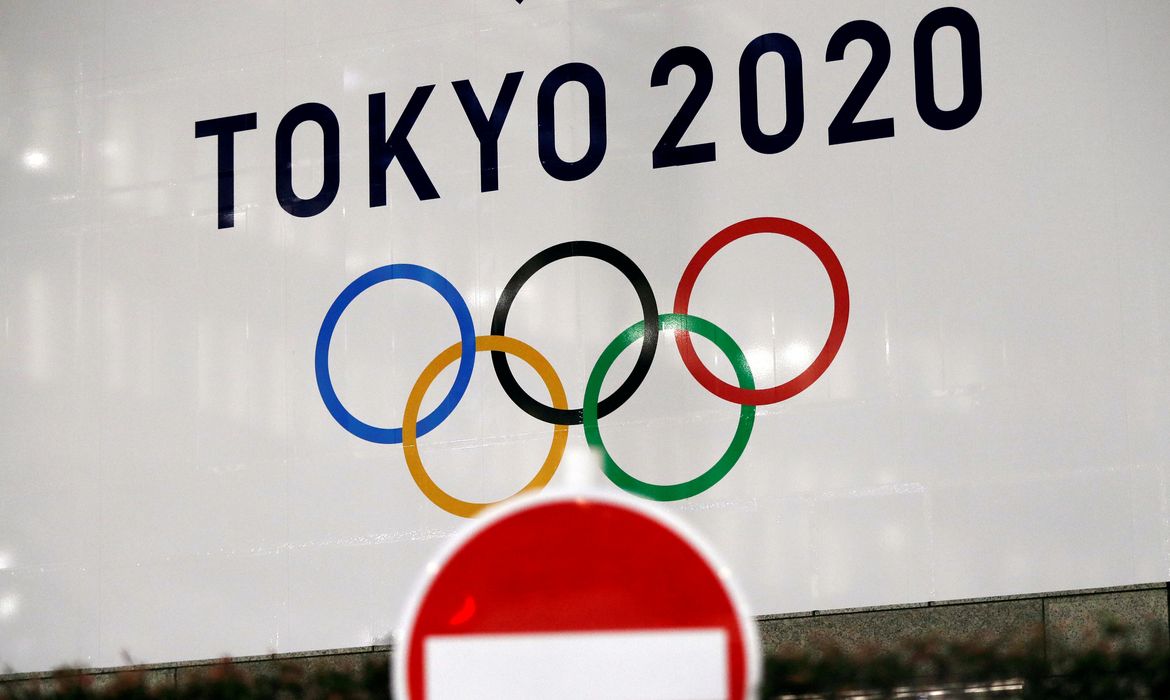 Foto de arquivo: Banner de Tóquio 2020 atrás de sinalização de trânsito em Tóquio