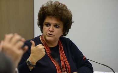 Ministra do Meio Ambiente, Izabella Teixeira, durante assinatura do termo de compromisso para a nova agenda da moratória da soja, sistema de monitoramento da produção do grão no bioma Amazônia (José Cruz/Agência Brasil)
