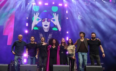 São Paulo (SP), 28/05/2023 - As cantoras Paula Lima, Débora Reis e Manu Gavassi no show em homenagem a Rita Lee no Vale do Anhangabaú durante Virada Cultural 2023. Foto: Rovena Rosa/Agência Brasil