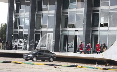 Palácio do Supremo Tribunal Federal e destruído, após atos terroristas no ultimo domingo