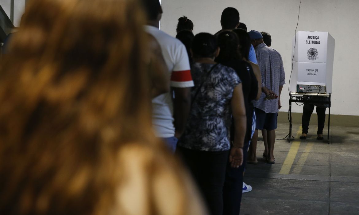 Eleitores da Rocinha encontram longas filas para votar hoje (7) na garagem do Centro Municipal de Cidadania Rinaldo de Lamare e no Centro de Educação de Jovens e Adultos.