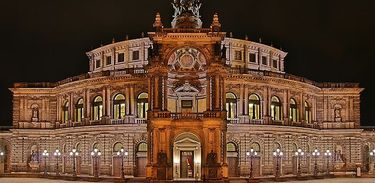 Ópera Semper à noite, em Dresden, Alemanha
