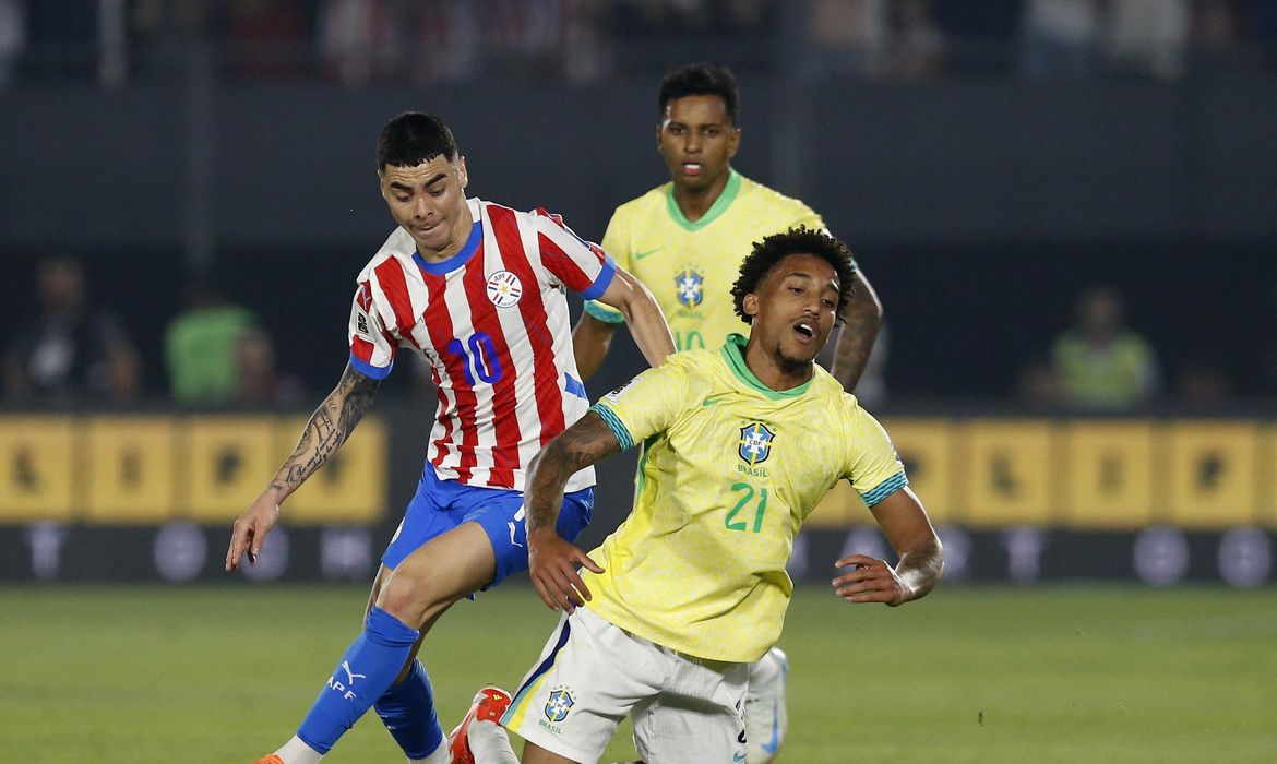 Soccer Football - World Cup - South American Qualifiers - Paraguay v Brazil - Estadio Defensores del Chaco, Asuncion, Paraguay - September 10, 2024 Paraguay's Miguel Almiron in action with Brazil's Joao Pedro REUTERS/Cesar Olmedo