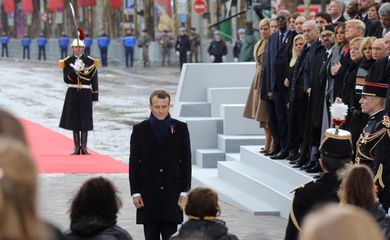 PAR107. Paris (France), 11/11/2018.- French President Emmanuel Macron pays his respects by the Tomb of the Unknown soldier during the international ceremony for the Centenary of the WWI Armistice of 11 November 1918 at the Arc de Triomphe, in