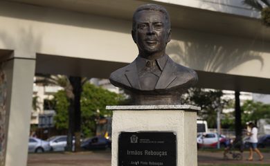 Rio de Janeiro (RJ) 17/10/2024 – Engenheiro André Rebouças é inscrito no Livro dos Heróis e Heroínas da Pátria. Busto na Praça José Mariano Filho, na Lagoa, esculpido por Edgar Duvivier. Foto: Fernando Frazão/Agência Brasil