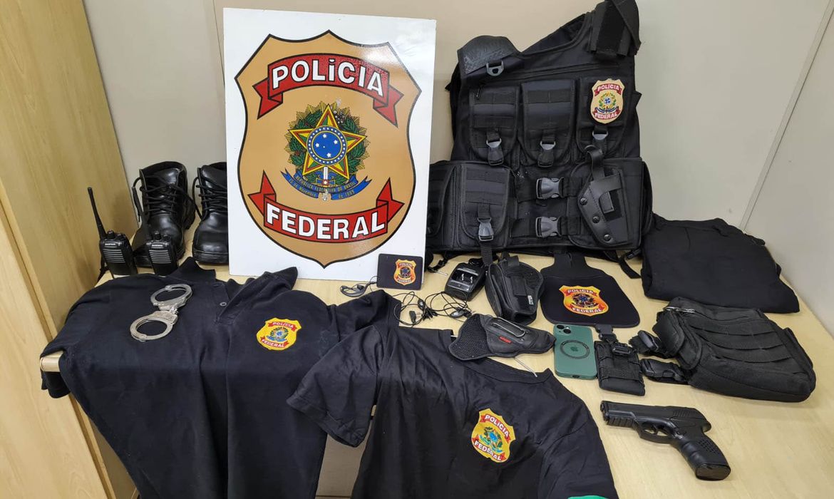 - Apreensão de equipamentos de falso Policial Federal. Foto: Polícia Federal/RJ