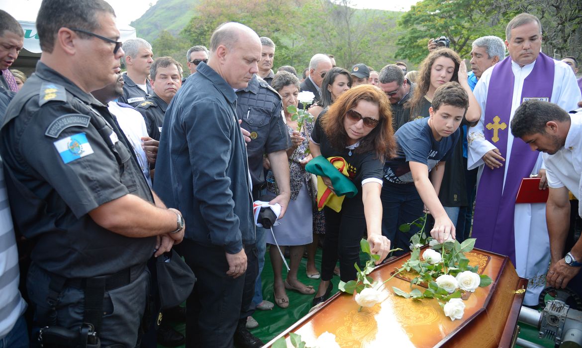 Rio de Janeiro - Policiais e familiares participam do enterro, no cemitério Jardim da Saudade, do coronel Luiz Gustavo Teixeira, comandante do Batalhão do Méier assassinado a tiros por criminosos (Fernando Frazão/Agência Brasil)