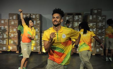 Rio de Janeiro - Comitê Organizador Rio 2016 apresenta com performance artística os uniformes dos voluntários das Olimpíadas e Paralimpíadas, na Gamboa, zona portuária (Tomaz Silva/Agência Brasil)