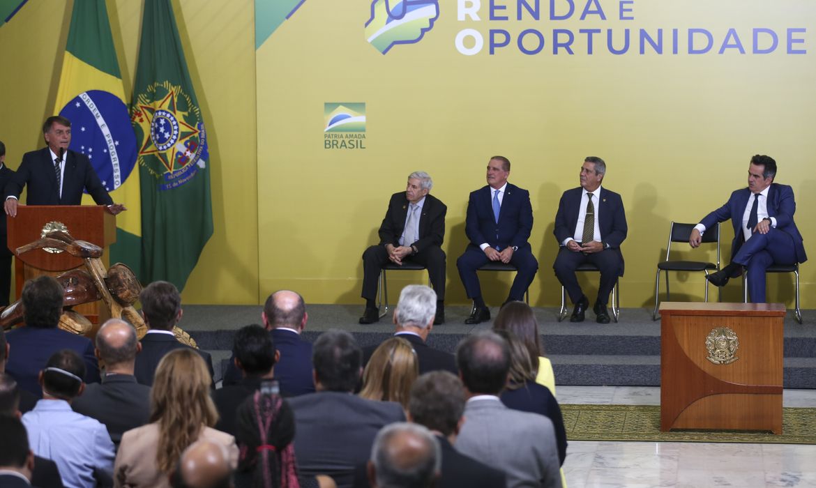 O presidente da República, Jair Bolsonaro, participa da cerimônia de Lançamento de Novas Entregas do Programa Renda e Oportunidade