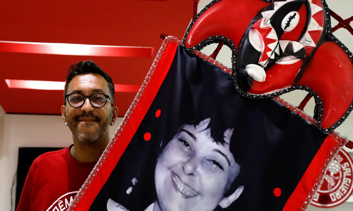 Tânia Rêgo/Agência Brasil Rio de Janeiro (RJ), 14/01/2026 - Jorge Silveira, carnavalesco do Acadêmicos do Salgueiro, fala sobre o enredo dao desfile de 2026 da escola em homenagem à carnavalesca Rosa Magalhães, no barracão da escola, na Cidade do Samba. Foto: Tânia Rêgo/Agência Brasil