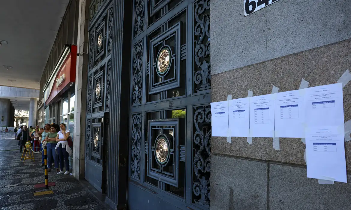 Rio de Janeiro (RJ), 05/10/2025 – Candidatos chegam ao local de prova do Concurso Nacional Unificado (CNU), no centro do Rio de Janeiro. Foto: Tomaz Silva/Agência Brasil
