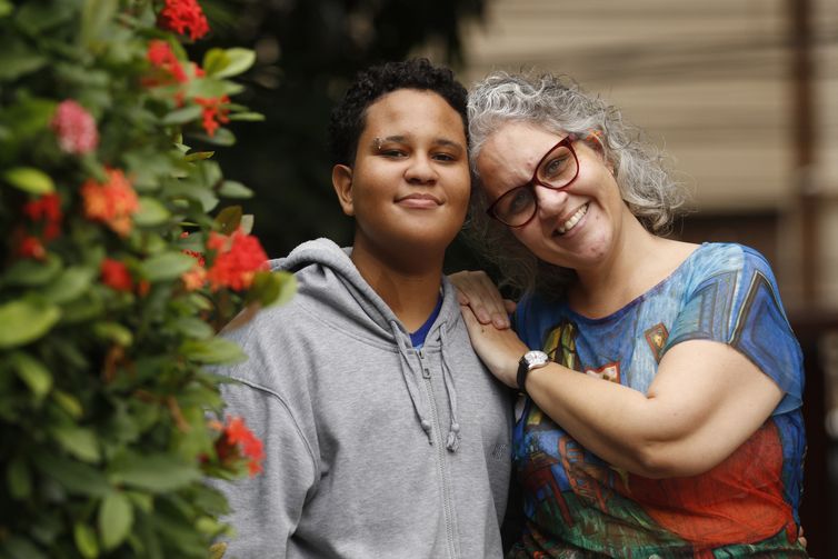 Niterói (RJ), 14/05/2023 - A professora Maria Cecíclia Castro, coordenadora do Mães pela Diversidade no Rio de Janeiro, com o filho Caio, de 13 anos. Foto: Fernando Frazão/Agência Brasil