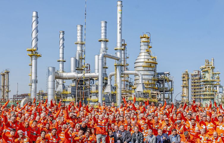 Araucária (PR), 15.08.2024 - Presidente da República, Luiz Inácio Lula da Silva, posa para fotografia com os trabalhadores readmitidos pela ANSA, na refinaria Getúlio Vargas. Retomada das operações da Fábrica de Fertilizantes Araucária Nitrogenados S.A. (ANSA) e anúncio de investimentos na Refinaria do Paraná (Repar). Foto: Ricardo Stuckert/PR