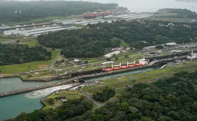 An aerial view shows a cargo ship transiting through the Gatun locks at the Panama Canal as U.S. President Donald Trump plans to regain control of the Canal, in Colon, Panama, February 1, 2025. REUTERS/Enea Lebrun