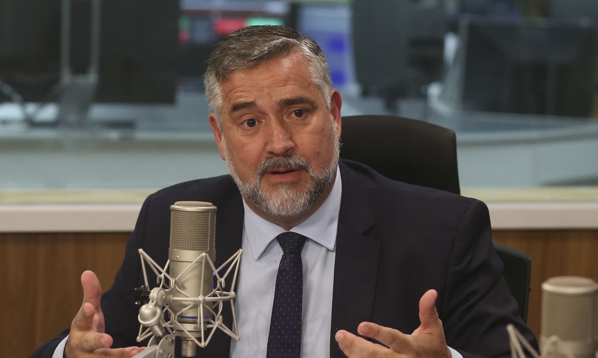 O ministro da Secretaria de Comunicação Social, Paulo Pimenta, é o entrevistado do programa A Voz do Brasil