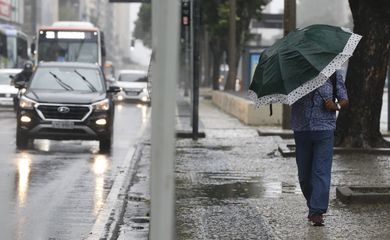 Rio de Janeiro (RJ) 22/03/2024 – Temporal atinge o Rio de Janeiro e trabalhadores deixam a região central da cidade, que tem ponto facultativo decretado com previsão de chuvas extremas. Foto: Fernando Frazão/Agência Brasil
