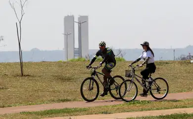 Brasília, DF 22/09/2023 Cicloativistas e servidores públicos pedalaram em um bonde de bicicleta saindo da Rodoviária do Plano Piloto com destino à Câmara Legislativa do Distrito Federal pelo Dia Mundial sem Carro (CLDF). Foto: Fabio Rodrigues-Pozzebom/Agência Brasil