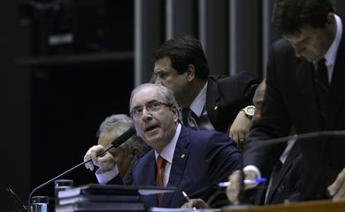 O presidente da Câmara dos Deputados, Eduardo Cunha, coordena sessão plenária destinada a votar a MP sobre servidores de ex-territórios e urgência de projeto da terceirização (Wilson Dias/Agência Brasil)