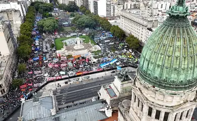 A drone view shows demonstrators outside the National Congress during the weekly protest of retirees to support their demands for improved income, a day before a general strike against Argentinian President Javier Milei's adjustment policies and the IMF loan deal, in Buenos Aires, Argentina April 9, 2025. Reuters/Horacio Soria/Proibida reprodução