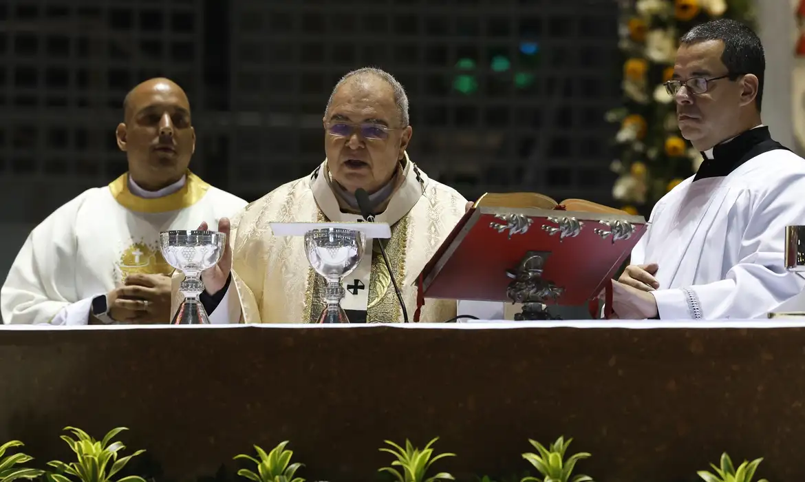 Fernando Frazão/Agência Brasil Rio de Janeiro (RJ), 21/04/2025 – O arcebispo do Rio de Janeiro, Cardeal Dom Orani João Tempesta, celebra missa em sufrágio do Papa Francisco na Catedral Metropolitana. Foto: Fernando Frazão/Agência Brasil