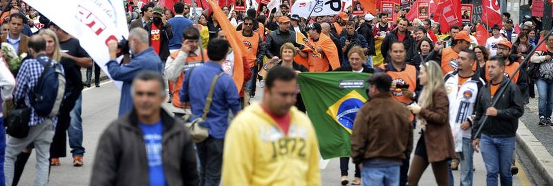 Professores protestam contra violência policial em Curitiba
