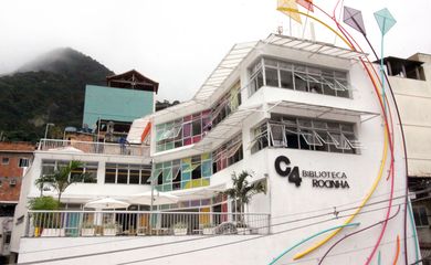 Inspirada no modelo de Medellín e Bogotá, na Colômbia, cujo objetivo é levar cultura a áreas de risco, a Biblioteca-Parque da Rocinha completa quatro anos de atividades