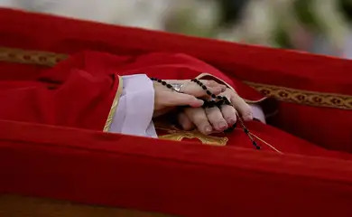 Vaticano- 22/04/2025- O Vaticano divulgou nesta terça-feira (22) as primeiras imagens do corpo do Papa Francisco após sua morte. As fotos, publicadas pela Mídia do Vaticano, registram momentos do rito de declaração de morte, realizado na residência de Santa Marta. Foto: Vaticano/Divulgação