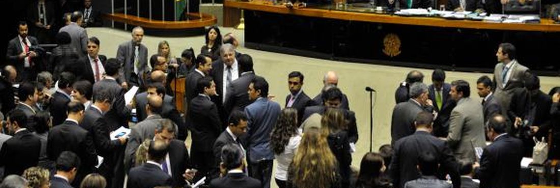 Plenário da Câmara dos Deputados durante sessão extraordinária para tentar concluir a votação da reforma política
