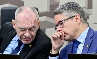 CPI do Crime Organizado (CPICRIME) realiza oitiva do fundador e ex-presidente do Conselho de Administração da Reag Investimentos.A CPI apura suspeitas de lavagem de dinheiro e uso do comércio de joias para movimentar recursos de facções, além de avaliar a eficácia das políticas públicas de combate à lavagem de dinheiro no País. A finalidade da comissão é apurar a atuação, expansão e o funcionamento de organizações criminosas no território brasileiro, em especial de facções e milícias, de modo a permitir a identificação de soluções adequadas para o seu combate, especialmente por meio do aperfeiçoamento da legislação atualmente em vigor. Mesa: presidente da CPICRIME, senador Fabiano Contarato (PT-ES);relator da CPICRIME, senador Alessandro Vieira (MDB-SE).Foto: Geraldo Magela/Agência Senado