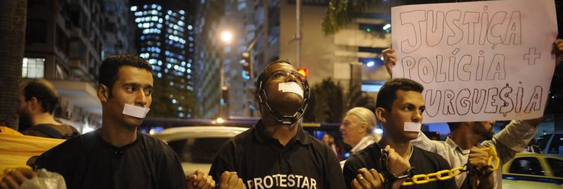 Manifestação ocorrida em frente ao Tribunal de Justiça do Rio de Janeiro pede a soltura dos ativistas presos