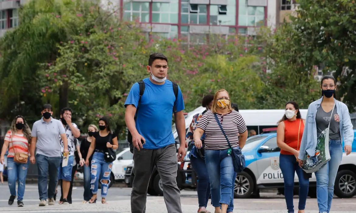 Primeiro dia de flexibilização do uso de máscaras ao ar livre no Estado do Rio de Janeiro.