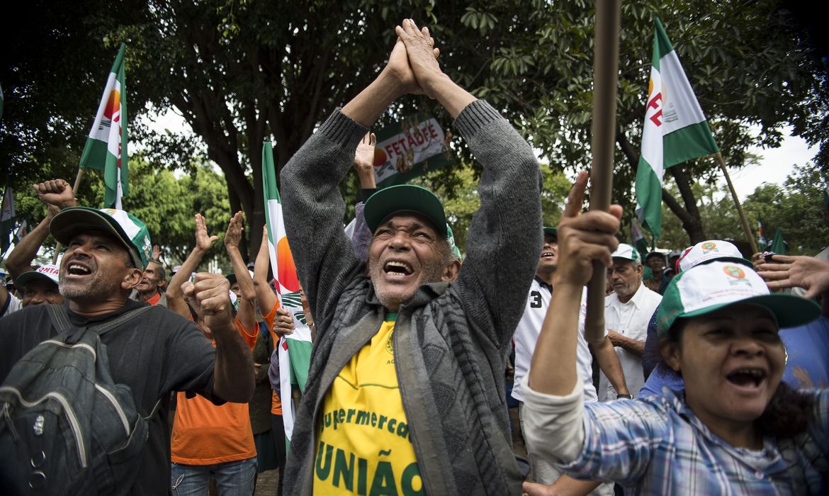 Participantes do movimento Grito da Terra Brasil fazem manifestação em frente ao edifício sede da Terracap (Marcelo Camargo/Agência Brasil)