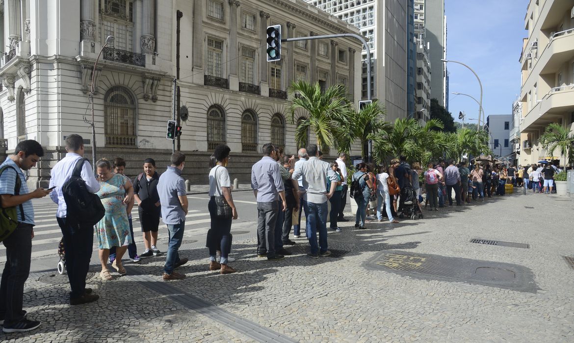 Rio de Janeiro - Cariocas enfrentam filas nos postos de saúde para tomar vacina contra a febre amarela (Tomaz Silva/Agência Brasil)