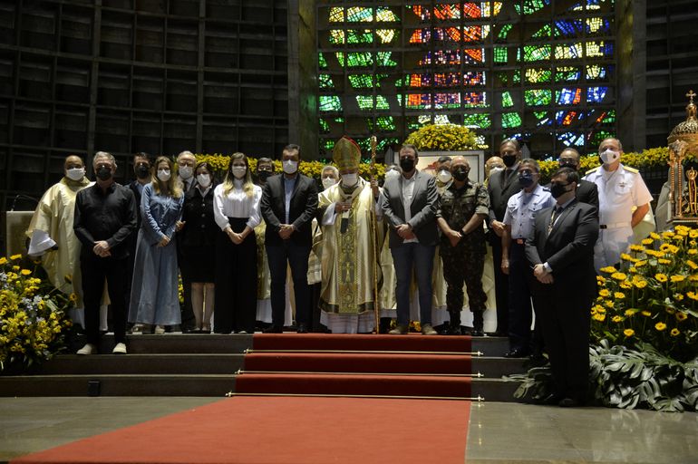 Autoridades posam para foto após missa em comemoração aos 90 anos do Cristo redentor, na Catedral Metropolitana de Dom Sebastião de São Sebastião do Rio de Janeiro