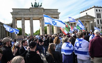 SENSITIVE MATERIAL. THIS IMAGE MAY OFFEND OR DISTURB People hold Israeli flags as they gather for a rally in solidarity with Israel, after Iran launched drones and missiles towards Israel, in front of the Brandenburg Gate, in Berlin, Germany, April 14, 2024. REUTERS/Annegret Hilse