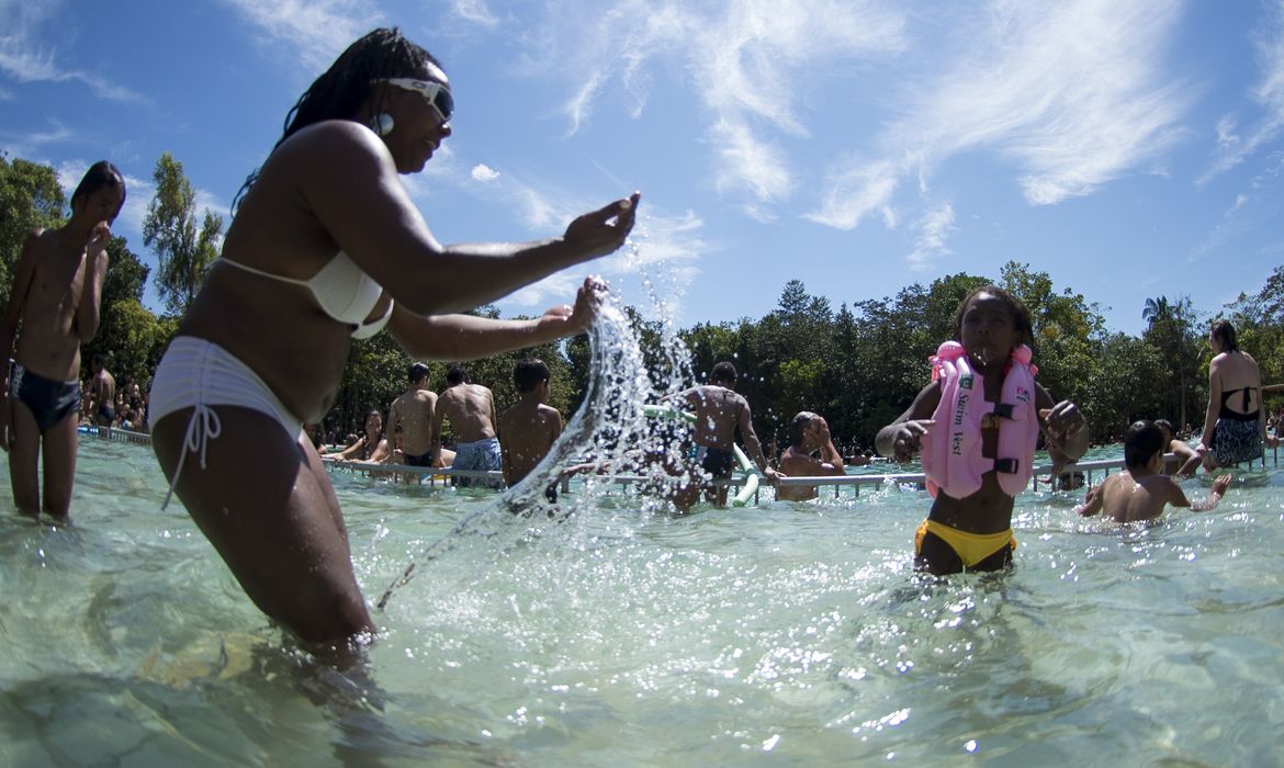 Brasilienses lotam o Parque Nacional, conhecido como Água Mineral, em dia de muito sol e calor (Marcelo Camargo/Agência Brasil)