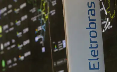 Dados exibidos em painel no edifício sede da Eletrobras, no centro do Rio de Janeiro. A holding Centrais Elétricas Brasileiras S.A. atua na geração, transmissão e distribuição de energia.