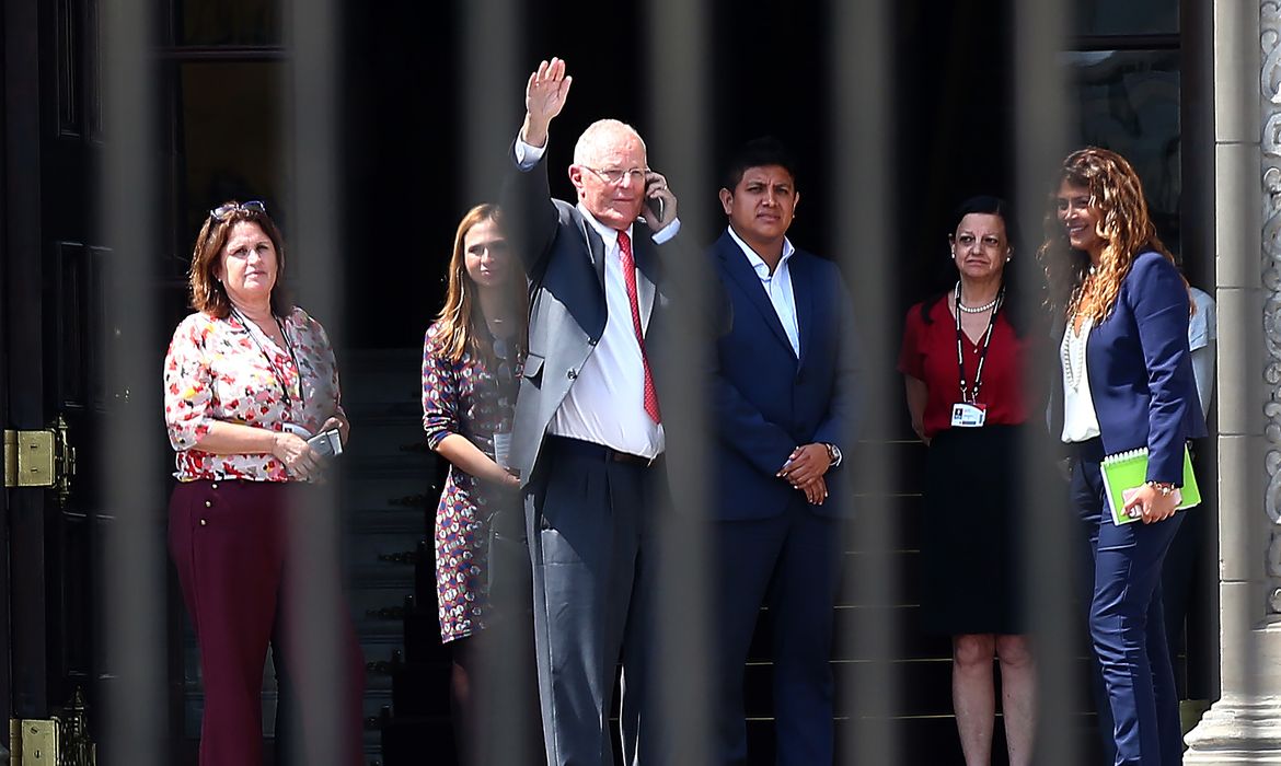 Na quarta-feira, o ex-presidente Pedro Pablo Kuczynski se despede dos funcionários ao deixar o Palácio do governo peruano